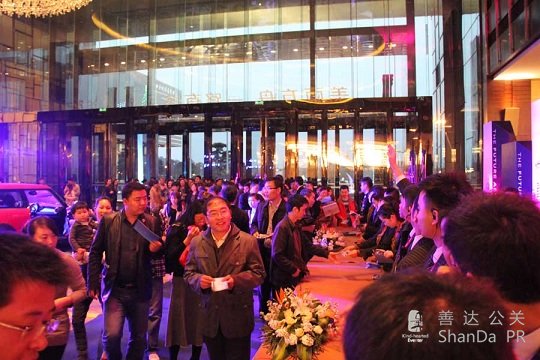 嘉賓開(kāi)始進(jìn)場(chǎng)了