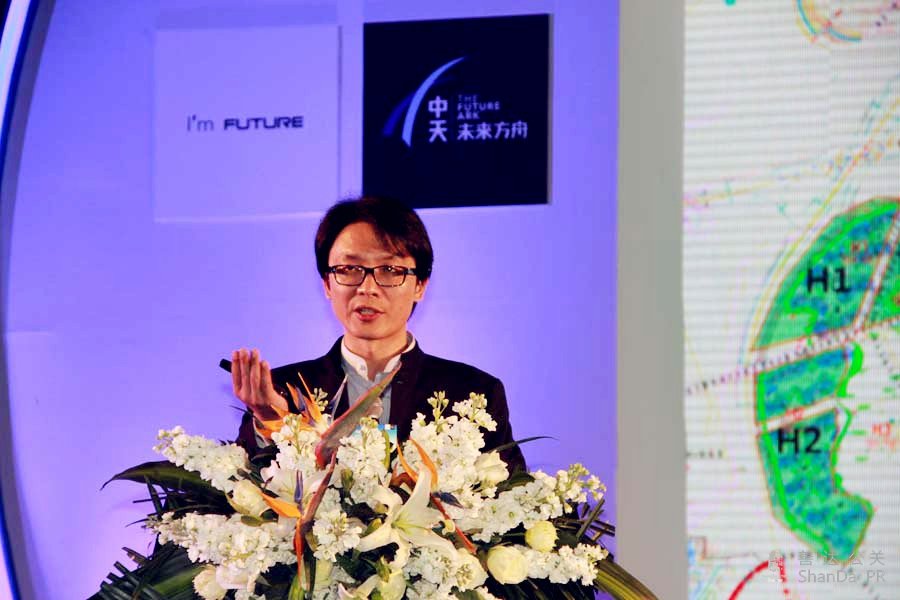 中國(guó)房地產(chǎn)協(xié)會(huì)特聘專(zhuān)家、中天城投策劃顧問(wèn)肖鵬博士致辭