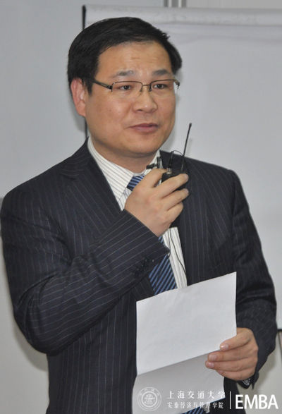 交大安泰經管學院院長助理、EMBA項目主任任建標主持論壇