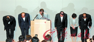 7月7日，韓亞航空公司社長尹永斗等公司負責人就飛機失事向國民鞠躬道歉。