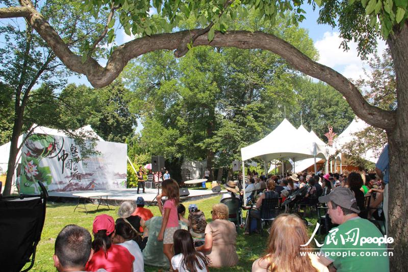 數(shù)百名當?shù)赜^眾興致勃勃地觀看了中國周演出活動。