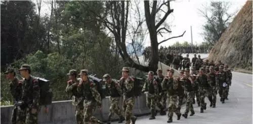 開業慶典：都是要照鏡子整一整